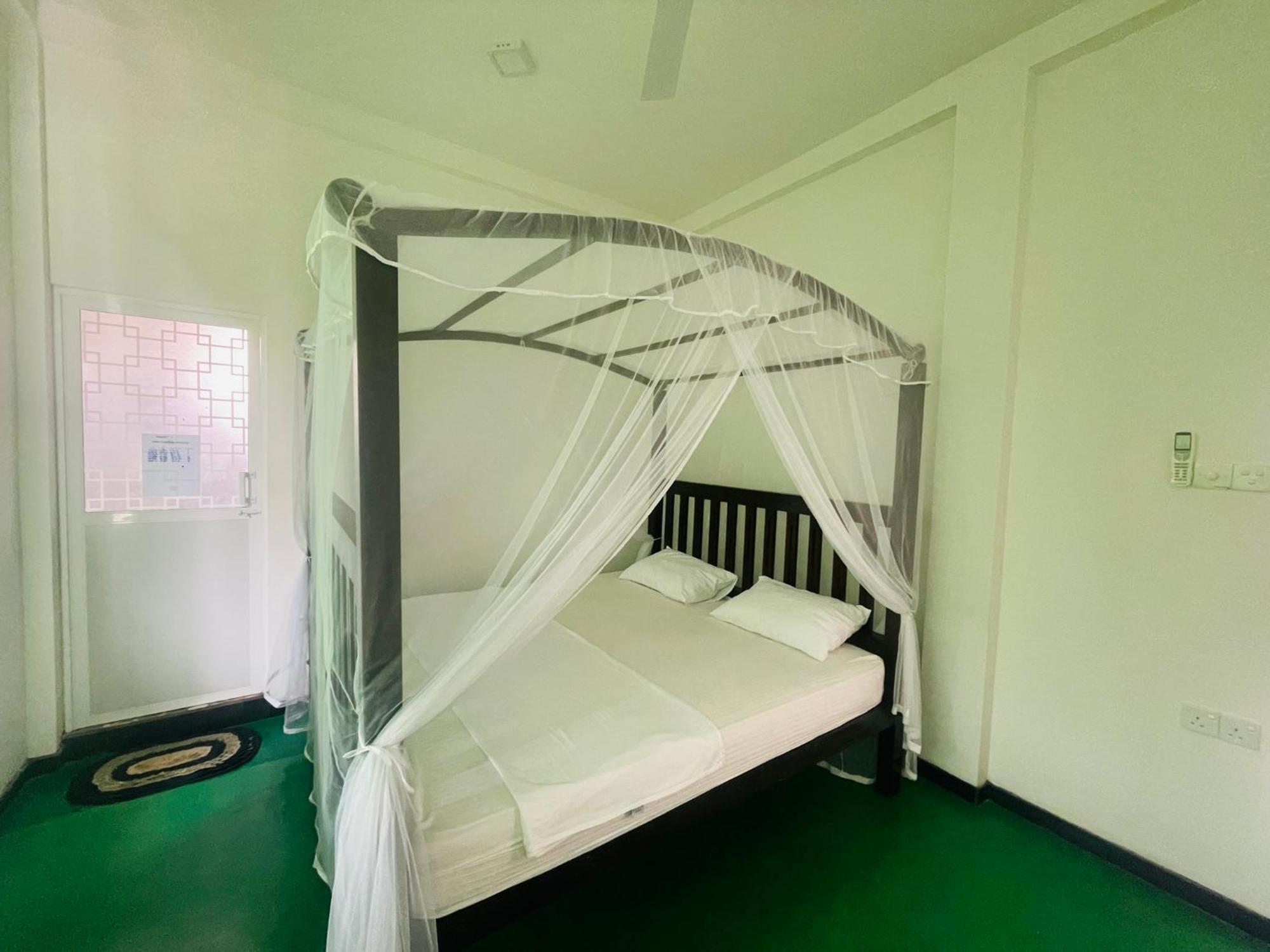 Why Not Backpackers Albergue Mirissa Exterior foto